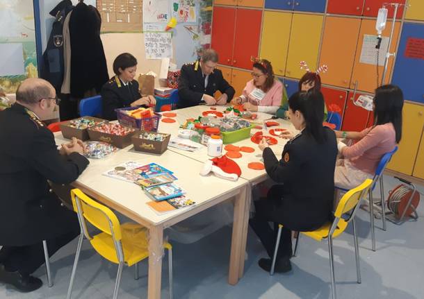 Visita natalizia alla pediatria di Varese della polizia locale