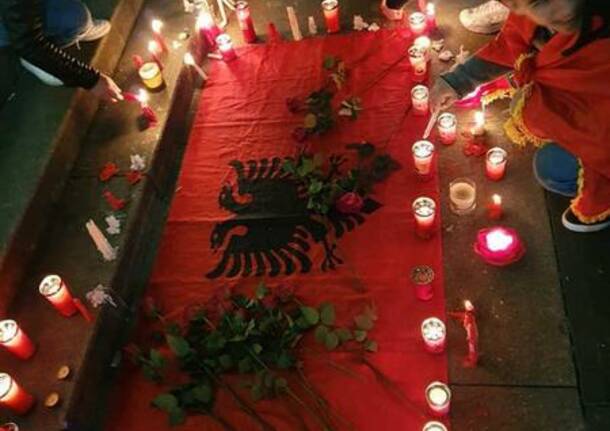 Legnanesi in piazza Duomo a sostegno dei terremotati in Albania