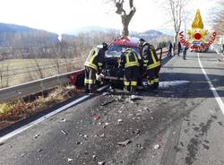 Auto contro camion, incidente sulla ss394 a Laveno Mombello