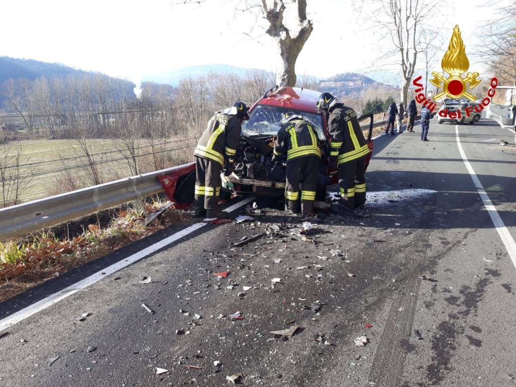 Auto contro camion, incidente sulla ss394 a Laveno Mombello