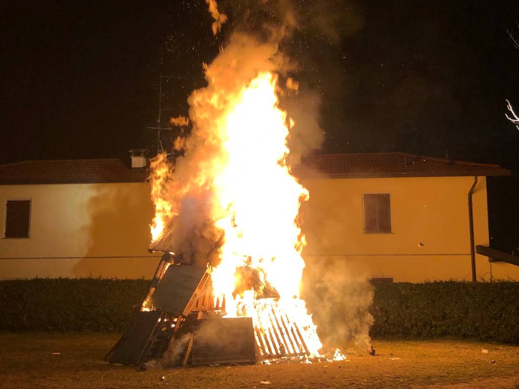 Brucia la gioeubia di Cardano al Campo