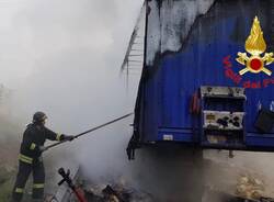 camion di biscotti a fuoco autostrada A4 rho arluno  1 