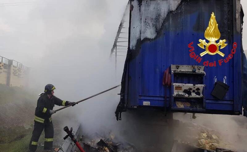 camion di biscotti a fuoco autostrada A4 rho arluno  1 