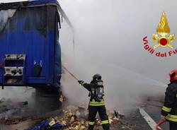 camion di biscotti a fuoco autostrada A4 rho arluno  2 