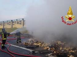 camion di biscotti a fuoco autostrada A4 rho arluno  3 