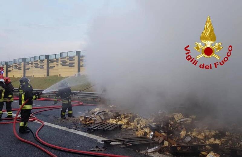 camion di biscotti a fuoco autostrada A4 rho arluno  3 