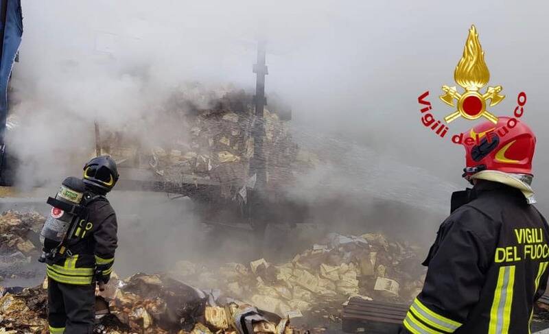 camion di biscotti a fuoco autostrada A4 rho arluno  4 