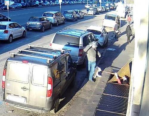 Manomette una grata e una donna ci finisce dentro