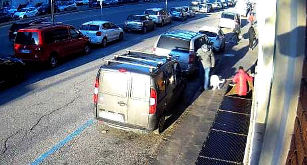 Manomette una grata e una donna ci finisce dentro