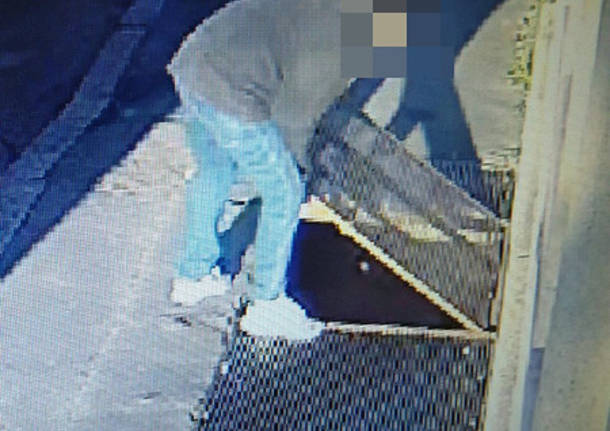 Manomette una grata e una donna ci finisce dentro