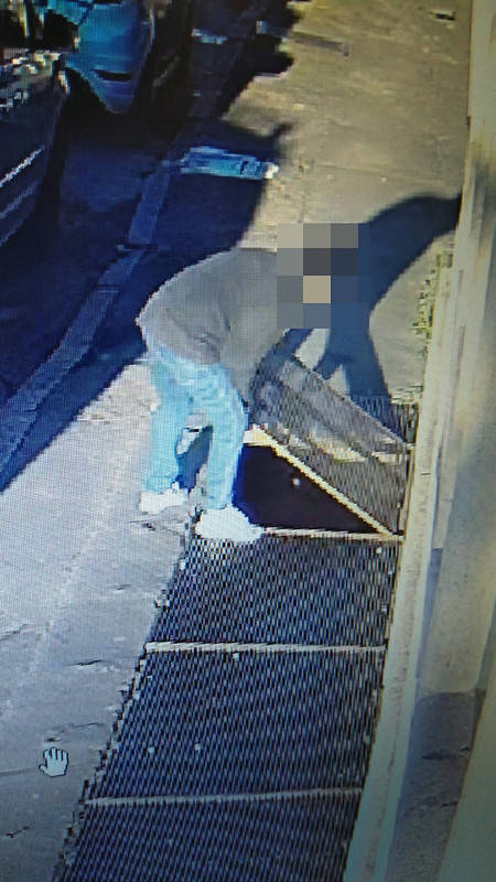 Manomette una grata e una donna ci finisce dentro