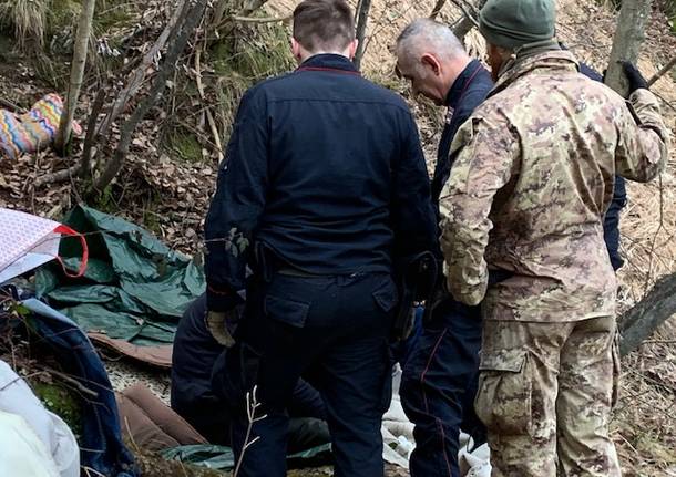 Il foto racconto di una mattinata nei boschi a caccia degli spacciatori