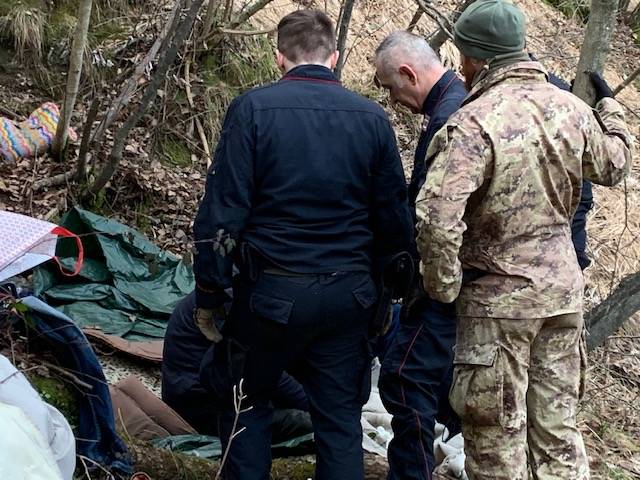 Il foto racconto di una mattinata nei boschi a caccia degli spacciatori