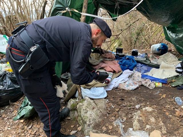 Il foto racconto di una mattinata nei boschi a caccia degli spacciatori