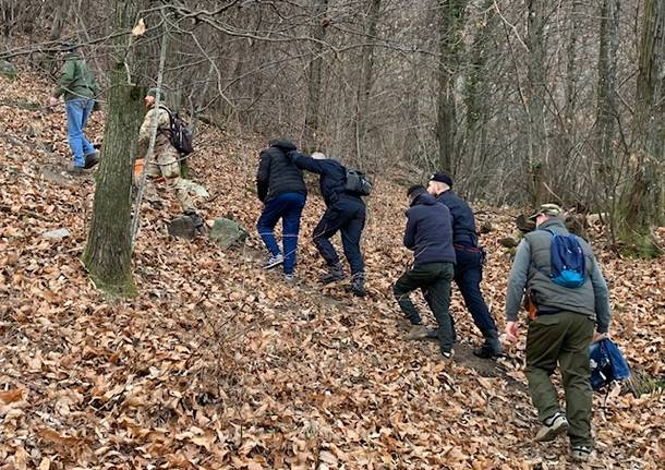 Il foto racconto di una mattinata nei boschi a caccia degli spacciatori