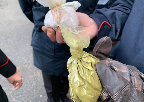 Il foto racconto di una mattinata nei boschi a caccia degli spacciatori