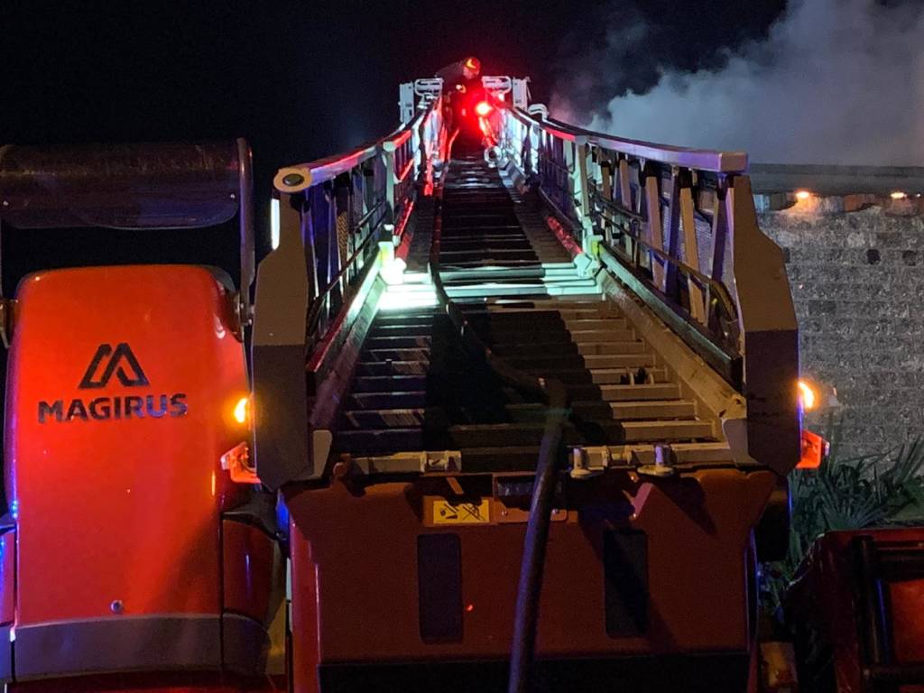 Casa in fiamme a Venegono Superiore