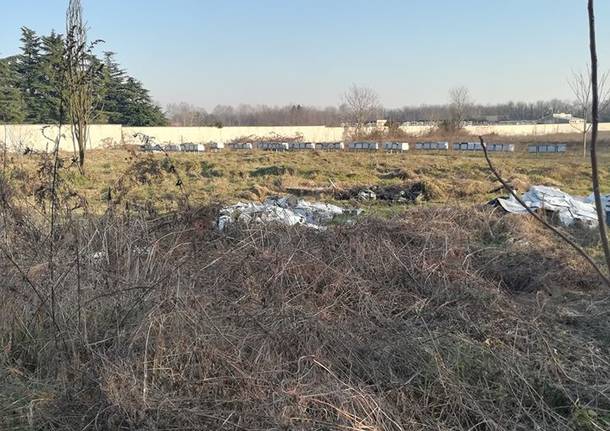 Una discarica abusiva vicino alla piattaforma ecologica di Busto Arsizio