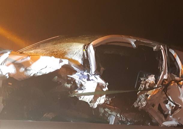 Frontale in Valganna, gravi due trentenni