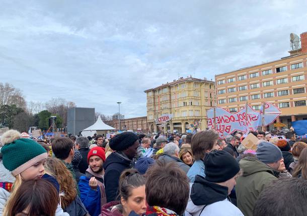 Le sardine varesine in piazza per la manifestazione di Bologna