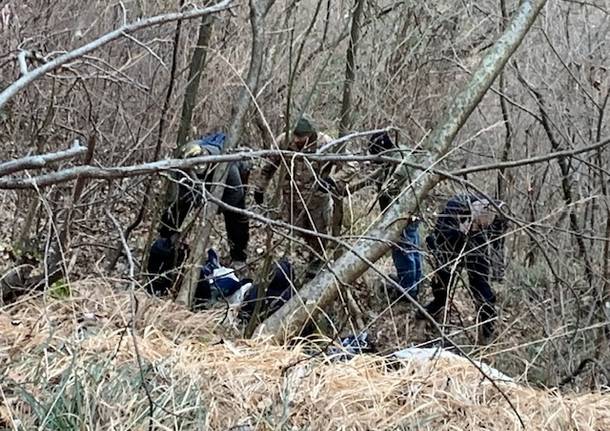 Il foto racconto di una mattinata nei boschi a caccia degli spacciatori