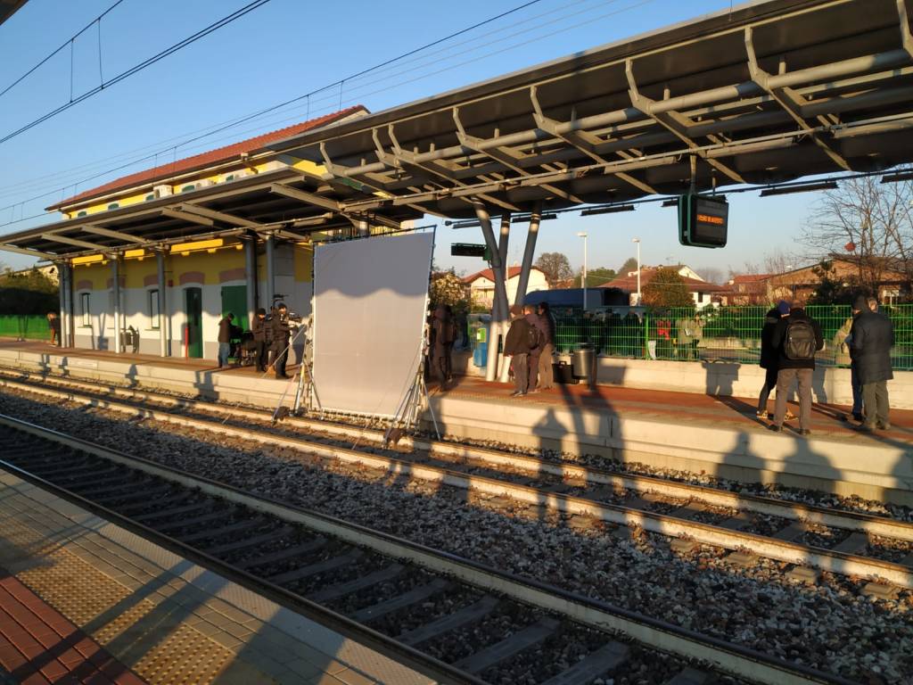 "Il treno è sempre il treno": Renato Pozzetto protagonista sul set alla stazione di Ceriano-Solaro