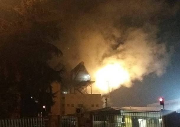 Incendio ad accam busto arsizio - foto di Massimiliano De Martino