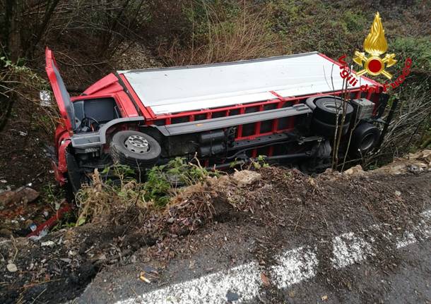 incidente a Cuvio ribaltamento camion