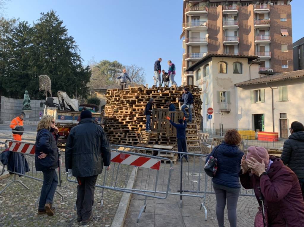 La preparazione del Falò di sant'Antonio 2020