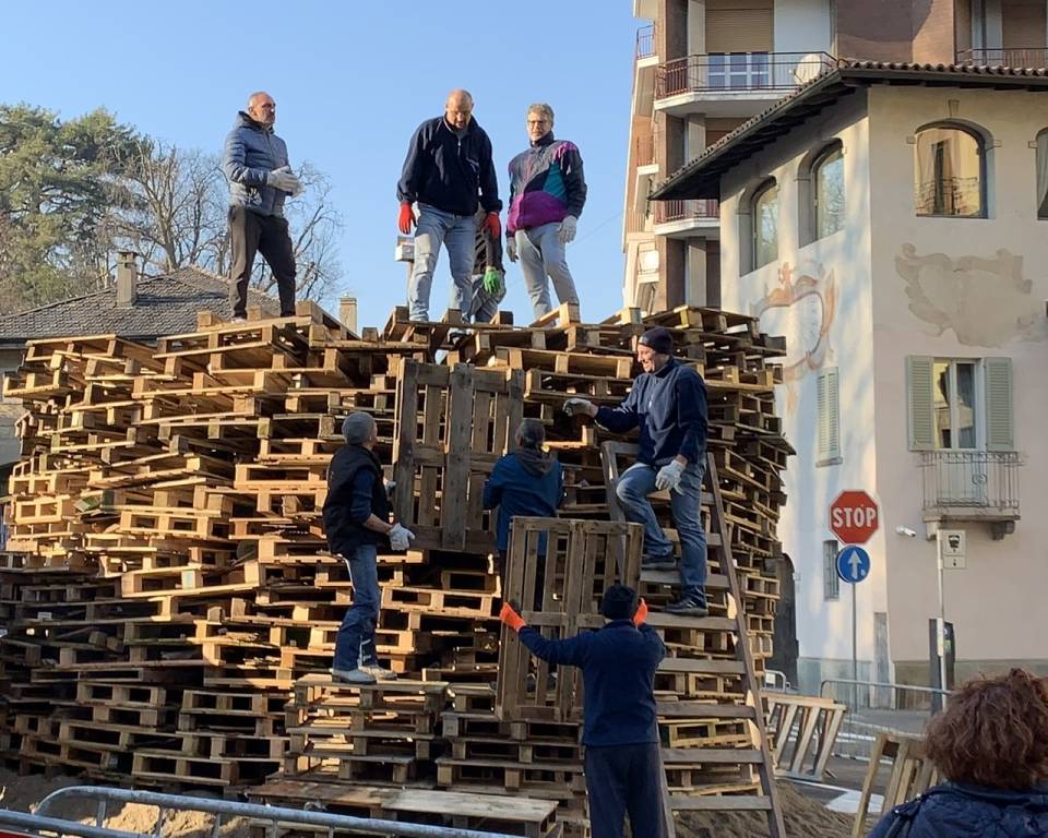 La preparazione del Falò di sant'Antonio 2020