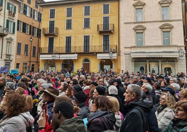 Le sardine in piazza a Varese