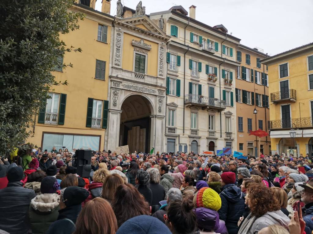 Le sardine in piazza a Varese