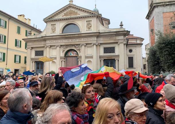 Le sardine in piazza a Varese