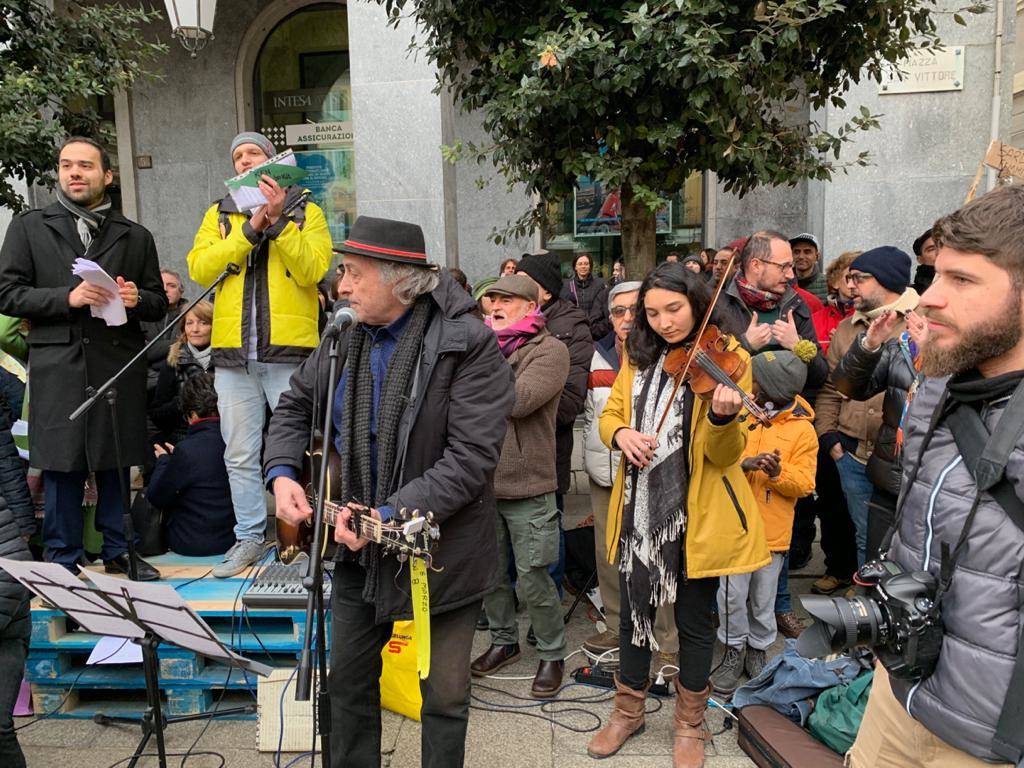 Le sardine in piazza a Varese