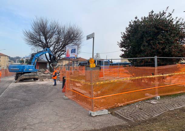 Prime demolizioni per il cantiere stazioni