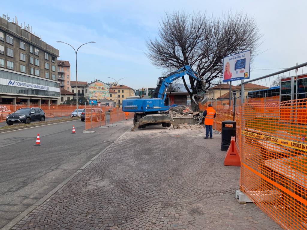 Prime demolizioni per il cantiere stazioni