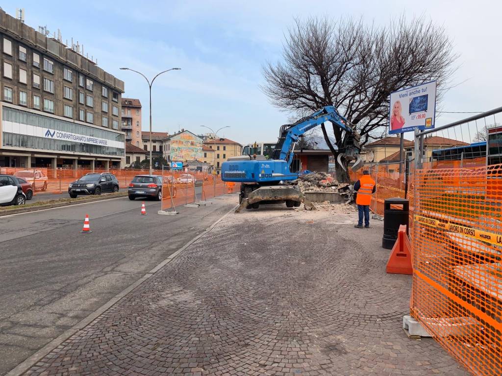 Prime demolizioni per il cantiere stazioni