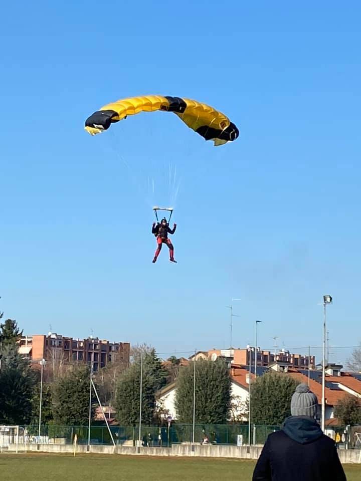 Saronno: tantissimi bimbi per le befane in paracadute