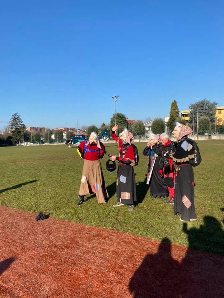 Saronno: tantissimi bimbi per le befane in paracadute