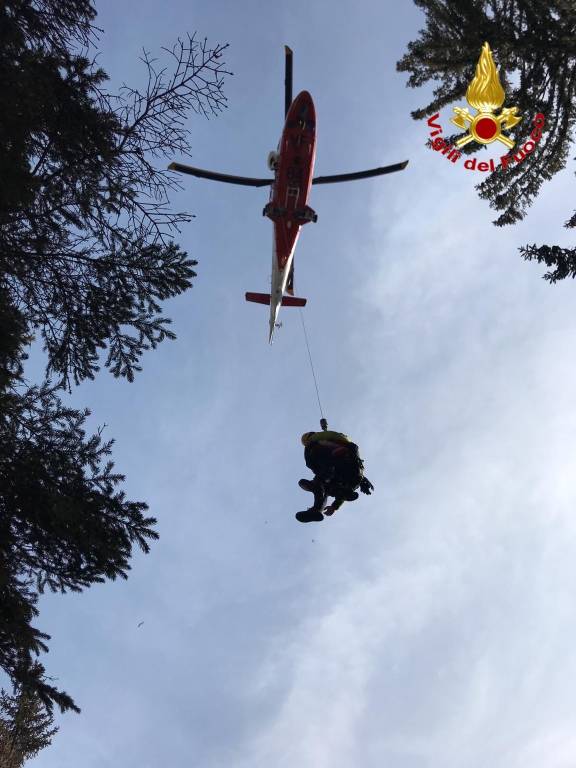 Si perdono con le ciaspole. Salvati dall'elicottero