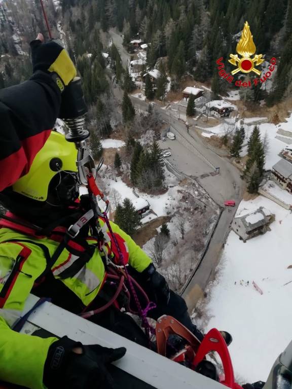 Si perdono con le ciaspole. Salvati dall'elicottero