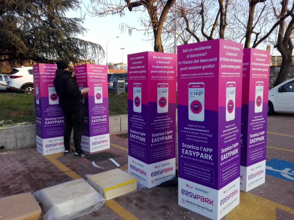 Area sosta di piazza Mercanti, volantini e totem informativi