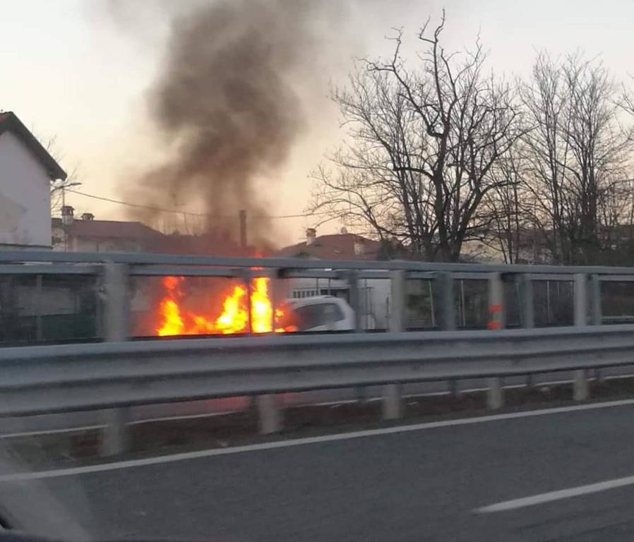 Auto in fiamme Gallarate A8