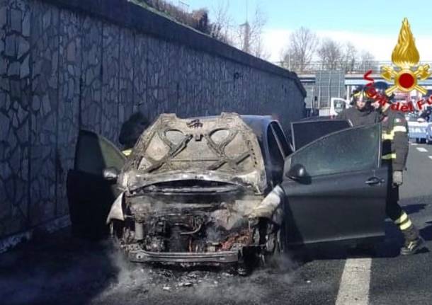 auto in fiamme in autolaghi