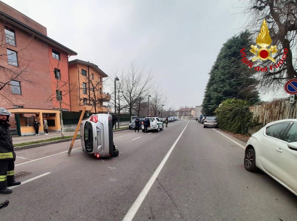 Auto ribaltata a Caronno Pertusella