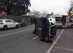 Auto ribaltata a Caronno Pertusella