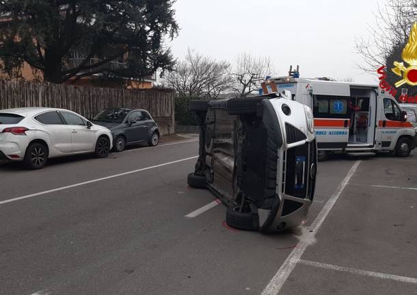 Auto ribaltata a Caronno Pertusella