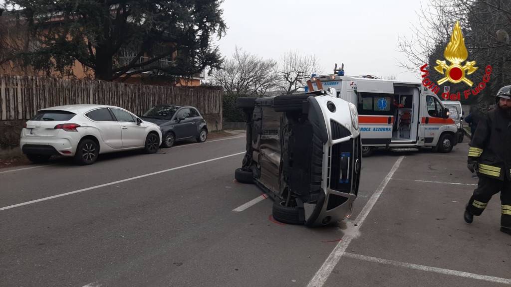 Auto ribaltata a Caronno Pertusella