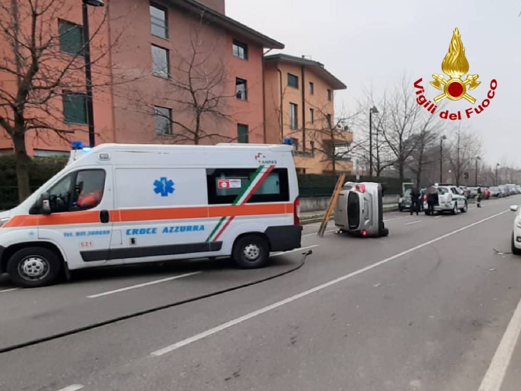 Auto ribaltata a Caronno Pertusella