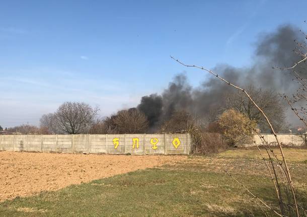 Brucia un campo nei pressi del D'Ambros a Cislago 